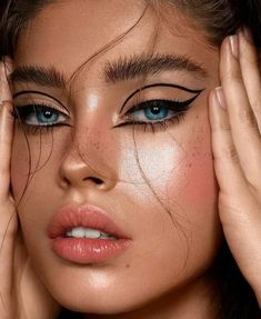 Grafik Eyeliner, Editorial Make-up, Editorial Vogue, Makeup Tip, Makeup Eye Looks, Creative Makeup Looks