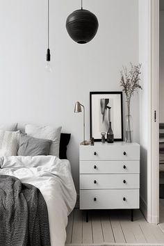 Bedroom with furniture-themed design in black and grey. Bedroom Ideas Furniture, Bedroom Ambiance, Furniture Black, Monochromatic Palette, Painter And Decorator, Grey Bedroom