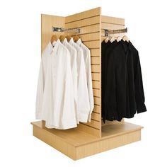 an image of a clothes rack with shirts hanging on the hangers and labeled in spanish