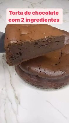 there is a piece of chocolate cake on the counter with a knife next to it that says torta de chocolate com 2 ingredientes