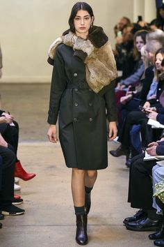 A.P.C. Fall 2017 Ready-to-Wear Collection Photos - Vogue Paris Fall Fashion, Haute Couture Paris, Fur Fashion, Fashion Seasons, Fashion Today, Women Trends, Vogue Paris