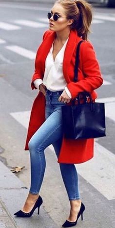 10 Outfits cómodos de otoño para ir a la oficina - Mujer de 10: Guía real para la mujer actual. Entérate ya. Red Coat Outfit, Jeans Outfit For Work, Office Attire Women, Office Casual Outfit, Winter Outfits For Work, Red Coat, Coat Outfits, Looks Chic