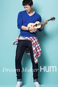 a young man holding an ukulele on top of a blue background with the caption dream maker hum