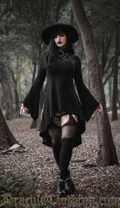 Dracula Clothing, Combi Volkswagen, Goth Beauty, Witch Outfit, Steampunk Clothing, Estilo Punk, Gothic Beauty, Gothic Girls