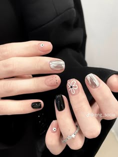 Black And White Nail Designs Simple, Short Minimalist Nail Designs, Black Line Nail Art, Nail Móng Ngắn, Elegant Touch Nails, Girls Nail Designs, Minimal Nails Art, Asian Nails, Hippie Nails