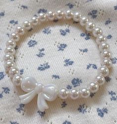 Bracelets Cute Aesthetic, Bracelet Cute Aesthetic, Beaded Bracelet Pearl, Coquette Bracelets Ideas, Asthetic Jewellery Beaded, Diy Bracelets With Pearls, Diy Bracelets Pearl, Bracelet Ideas Aesthetic Beaded, Pearl Beads Bracelet Ideas