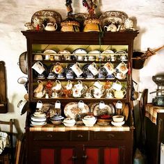 An old Irish dresser with vintage crockery, bowls, plates and mugs on the shelves Irish Kitchen Ideas, Irish Cottage Kitchen, Story Ideas Romance, Currant Cake, New Stove, Kitchen Dresser