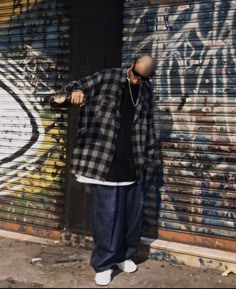 Bboy Hip Hop Outfits, 90s Gangster Outfits, Cholo Style Men Gangsters, Cholo Outfit Men, Cholo Fits, 90s Hiphop Fashion, 2000’s Outfit, Gangster Outfit