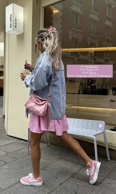 Pink T Shirt Outfit, T Shirt Outfit, Look Formal, Bright Fashion, Mode Boho, Pink T Shirt, Fashion Victim, Outfit Combinations, Urban Outfits