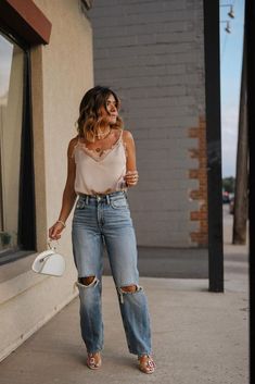 Spring Girls Night Out Outfit, Outfit For Night Out Casual, Dinner With The Girls Outfit Summer, Jeans Outfit For Party, First Date Outfit Jeans, Mom Jeans Outfit Going Out, Jeans And Going Out Top, Spring Night Out Outfit Going Out, Women’s Night Out Outfit