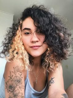 Curly Hair Color Ideas, Curly Hair Color, Split Dyed Hair, Natural Curly Hair Cuts, Hair Color Underneath, Bella Hair, Hair Color Streaks