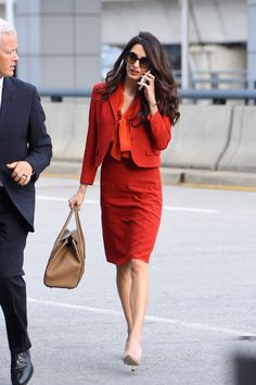 A bold, modern look that is perfect for praticing law Power Dressing Women, Amal Alamuddin Style, Designer Work Bag, Post Baby Fashion, Look Working Girl, Woman Suit, Plain Red, Amal Clooney, Suit Design