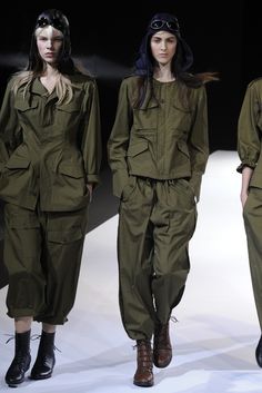 The character look! - Yohji Yamamoto RTW Spring 2013 Military Trends, Army Look, Military Looks, Business Formal Dress, Army Fashion, Japanese Outfits, Military Style