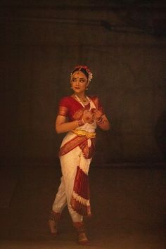 Kuchipudi Poses, Indian Dance Photography, Indian Dance Aesthetic, Bharatanatyam Aesthetic, No Face Painting, Kathak Poses, Bharatnatyam Poses, Classical Poses, Indian Dances