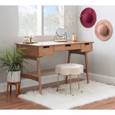 a desk with two hats on it and a white rug