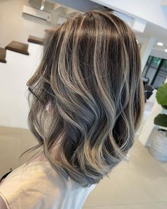 Minimal Hair Color, Haircut Dyed Hair, Grey Hair With Highlights, Highlight Hair Color, Haircuts Shoulder Length, Fun Hair Styles, Bleaching Hair, Layered Haircuts Shoulder Length, Minimal Hair