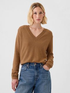 Supersoft cotton-blend sweater.  V-neck.  Long sleeves.  Fit: Classic.  A straight & easy fit.  Hits at the hip.  Models wearing Gap Casual Branded Affordable Sweater, Fitted Crew Neck Sweater, Vneck Sweater Outfit, Beige Sweatshirt, Heather Brown, Camel Sweaters, Sweater Outfit, Chic Sweaters, Vision Boards