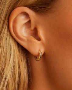 14k Gold Lou Helium Huggies – gorjana Gold Everyday Jewelry, Thick Gold Hoops, Earrings Stacking, Gold Huggie Earrings, Huggie Earrings Gold, Small Gold Hoop Earrings, Small Gold Hoops, 14k Gold Necklace, Mix Style