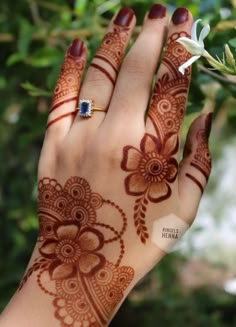 Mehendi Mahendi Simple Beautiful, New And Simple Mehndi Designs, Mehendi Stylish Designs, Mehendi Designs For Hands Arabic Bridal Mehndi, Stylish Mehndi Designs For Hands, Mehandi Design New Stylish, Mehendi Designs Arabic Back Hand, Simple And Cute Mehendi Designs, Ornamental Mehndi Designs