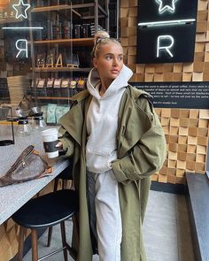 Trenchcoat Outfit, Vinter Mode Outfits, Oversized Trench, Estilo Hijab, Oversized Trench Coat, Look Adidas, Outfit Chic, Uni Outfits, Autumn Fits