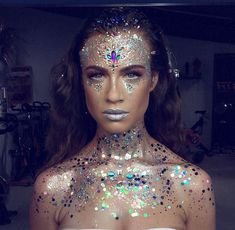 Festival glitter and jewels Rave Body Glitter, Festival Glitter Looks, Body Glitter Ideas, Festival Body Glitter, Body Glitter Festival, Festival Makeup Rhinestones, Festival Makeup Tutorial, Festival Makeup Rave