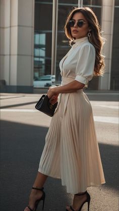 Sophisticated And Elegant Outfits, Autumn Outfits Women Classy, Old Fashioned Outfits Vintage Classy, Elegant Outfit For Work, Women Church Outfits Classy, Italian Brunch Outfit, Elegant Summer Work Outfits, Classic Fashion Summer, Classy Outfits Short Women