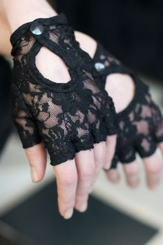 Manset Lengan, Black Lace Gloves, Alana Blanchard, Badass Outfit, Fashion Gloves, Gloves Fashion, Lace Cuffs, Burton Snowboards, Clothing Designs