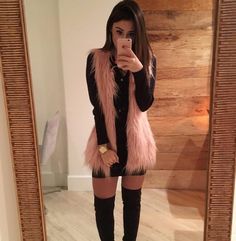 El vestido a cuadros y las botas altas parecen estar hechas una para las otra, es el clásico uniforme de chica de colegio rico que en las series nos inculcaron y que adoptamos como Vinter Mode Outfits, Foto Poses, Instagram Outfits, Winter Outfits For Work, Pinterest Fashion, Fur Vest, Winter Fashion Outfits, Night Outfits