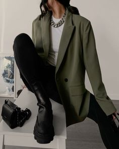 Olive Monochrome Outfit, Blazer Outfits For Winter, Wedding Anniversary Dinner Outfit, Green Blazer Outfit Casual, Office Outfit Inspo Women, Informal Work Outfit, Green And Black Outfits For Women, Autumn Office Outfits Women, Olive Outfits For Women