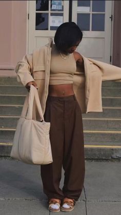 Neutral Streetwear Outfits, Jeans Outfit Summer Classy, Winter Earthy Outfits, Classy Streetwear Women, Adrogonus Outfits, Brown Outfits For Black Women, Green And Brown Outfit, Dark Academia Fashion Summer, Neutral Color Outfits