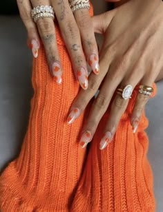 Almond Nails Hailey Bieber, Nails Hailey Bieber, Hailey Bieber Nails, Glazed Donut Nails, Bieber Nails, Donut Nails, Hailey Rhode, Unghie Sfumate, Glazed Donut