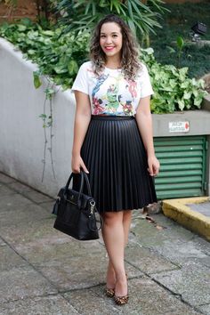 Saia plissada preta Skirt And Tshirt, Glam Casual, Outfit Elegante, Rock Outfit, Modest Wear, Play Dress, Plus Size Kleidung, Tshirt Outfits, Pleated Mini Skirt