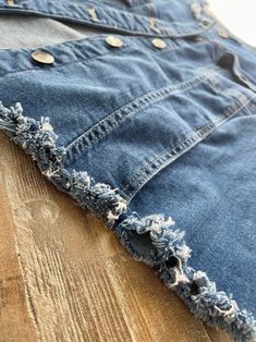 How to Fray your Jean Jacket ⋆ A Two Drink Minimum Diy Distress Jean Jacket, Fray Denim Diy, Diy Fringe Denim Jacket, Best Jean Jackets For Women, How To Fray Denim, Denim Jacket Makeover