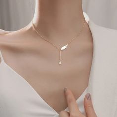 This Wing Shell necklace is the perfect way to make a statement. Crafted with gold choker, its delicate zircon tear drop pendant and unique design add a sophisticated and tasteful touch. Ideal for any special occasion, this dainty and mesmerizing necklace will bring a touch of glamour to your look. Minimalist Jewelry Silver, Hand Jewelry Rings, Neck Pieces Jewelry, Minimalist Necklace Gold, Fancy Jewelry Necklace, Modern Gold Jewelry, Seashell Necklace