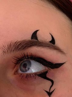 Hallowen Schminke, Maquillage Halloween Simple, Portret Feminin, Halloweenský Makeup, Holloween Makeup, Eyeliner Designs, Cute Halloween Makeup, Halloween Makeup Pretty, Halloween Eye Makeup