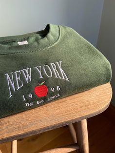 Handmade embroidered New York design onto unisex sweatshirt ✯PRODUCT DETAILS✯ Please note: The photos taken are only indicative every single top is completely handmade therefore all unique! ✯ECO SWEATSHIRT✯  Currently only available in Size Small, Medium and Large  The eco sustainable sweatshirt is made to a very high quality, it's crafted from premium organic and recycled fabrics.  It's 350gsm (so nice and thick) and the inside is a super soft brushed fabric, so will keep you nice and warm! Mat Jumper Embroidery, New York Design, New York Sweatshirt, My Best Friend's Birthday, Lovely Tops, Hoodie Material, Embroidered Clothes, Embroidered Sweatshirt, Clothing Hacks