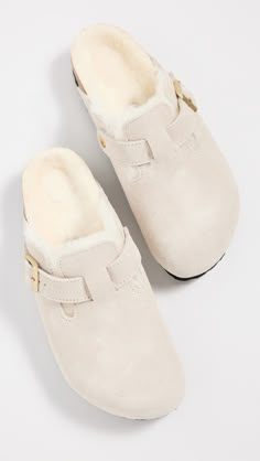 Natural lamb shearling, from New ZealandUpper: SheepskinMolded footbedNarrow fitBuckle vamp strapRounded toeEVA soleMade in GermanyThis item cannot be gift-boxedStyle #BIRKE30493 Dollette Shoes, Wishlist Aesthetic, Shearling Clogs, Boston Shearling, Birkenstock Boston Shearling, Shoes Wishlist, Birkenstock Clogs, Outfit Anime, Shoes For School