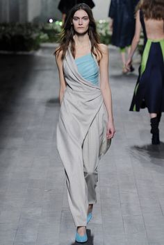 Vionnet Fall 2014 Ready-to-Wear Fashion Show - Fia Ljungstrom Fashion Draping, Solid Color Jumpsuits, 2014 Dresses, Lovely Clothes, Fashion Tips For Women, Vogue Fashion, Western Dresses