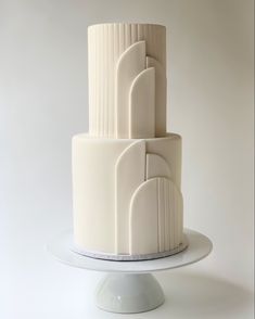 By Roseberry Cake Creations - Modern White 2-tier Art Deco-inspired arches wedding cake Modern Art Wedding Cake, Mid Century Modern Wedding Cake, Art Deco Cakes, Art Deco Cake Wedding, Square And Round Cake Tiers, Sculptural Wedding Cake, Architectural Wedding Cake, Art Deco Cake Birthday, Wedding Cake Art Deco