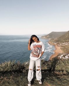 Dream Wardrobe Aesthetic, Ashley Mescia, Aesthetic Vintage Retro, White Tshirt Outfit, Wardrobe Aesthetic, Oversize Tshirt Outfits, Debut Photoshoot, Outfit Oversize, 2020 Vision