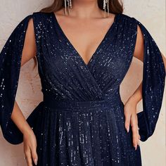 Vestido Longo de Festa Plus Size Paetê Casamento Jéssica é a personificação do luxo e elegância, especialmente desenhado para realçar a beleza de todas as formas e tamanhos. Tamanhos: G, GG, G1, G2, G3, G4, G5 ✅ Brilho Deslumbrante em Paetês: Este vestido é uma obra-prima de paetês cuidadosamente aplicados, conferindo um brilho encantador. ✅ Ajuste Confortável e Mangas sobrepostas: este vestido oferece um ajuste perfeito que realça a silhueta plus size de forma lisonjeira, permitindo que você de Machine Pattern, Navy Blue Color, Custom Dresses, Dress Details, Blue Color, Plus Size