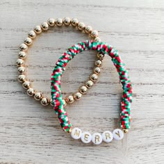 Clay Bead Bracelet Ideas Xmas, Winter Bracelets Clay Beads, Winter Clay Bracelet, Heishi Bracelet Ideas Christmas, Grinch Heishi Bracelets, Heishi Bead Bracelet Christmas, Christmas Themed Clay Bead Bracelets, Christmas Heishi Bracelet, Christmas Clay Bead Bracelets