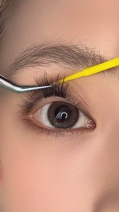 Extreme HOODED Eyes를 위한 초보자 메이크업 팁을 시도해 보세요/this technique is better than your false lashes Cat Eye Lashes For Hooded Eyes, Eyelashes For Hooded Eyes False, Best False Lashes For Hooded Eyes, Eyelash Extension On Hooded Eyes, Eyelashes For Hooded Eyes, Hooded Eyes False Lashes, How To Put On False Eyelashes Tutorials, Droopy Eyelids, Cat Eye Lash