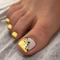 Pedicure Ideas Yellow Toenails, Fall Toenail Designs, Yellow Toe Nails, Toenail Designs