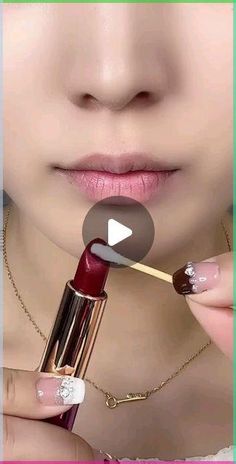 Only Lipstick Makeup Look, Why Lipstick Doesn’t Look Good On You, How To Apply Lipstick For Beginners, Lipstick Hacks Beauty Tricks, How To Put On Lipstick, Natural Lipstick Tutorial, Lipstick Tutorial For Beginners, Makeup Looks Lips, Lipstick Tutorial Video