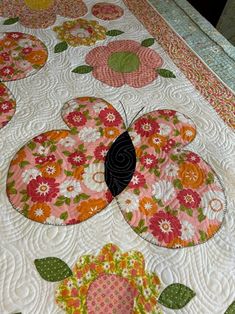 a quilted table runner with flowers on it