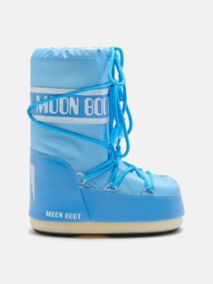 Icon logo-tape snow boots from Moon Boot Kids featuring blue. Moon Boots Outfit, Boots Moon, Pastel Clothing, Boots For Boys, Fashion Collection Inspiration, Fashion Words, Pretty Shoes Sneakers, Mule Sneakers, Moon Boot