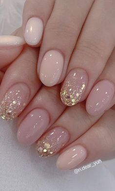 Step into the alluring world of Korean glitter nails, where your brilliance will outshine and dazzle this festive season. Korean Glitter Nails, New Years Nail Designs, New Years Eve Nails, Nail Shimmer, Ombre Nail Designs, Nail Designs Glitter, New Year's Nails, Dipped Nails, Holiday Nails