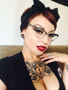 inspiration for Violet's glasses Maquillage Pin Up, Rockabilly Mode, Pin Up Makeup, Pinup Style