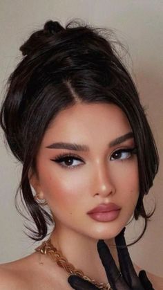 Prom Dress With Gloves Classy, Natural Classy Makeup, Makeup Looks For Black Dress Classy, Black Dress Makeup Ideas Classy, Classy Prom Makeup, Hollywood Glamour Makeup, Old Hollywood Makeup, Sultry Makeup, Round Face Makeup